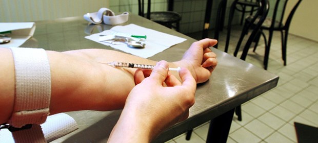 Weniger Drogentote - und dennoch Kritik Heroinspitze in der Fixerstube: Experten bezweifeln, dass die bisherigen Therapiemöglichkeiten ausreichend sind.