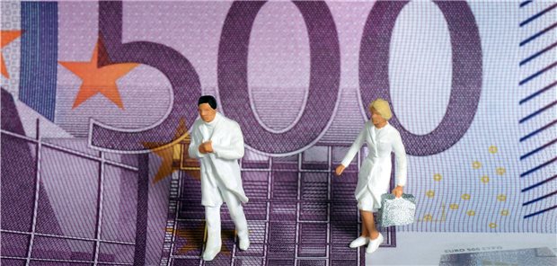 Herr und Frau Doktor auf den Spuren des Honorars: 500 Millionen Euro mehr sollen es kommendes Jahr werden.