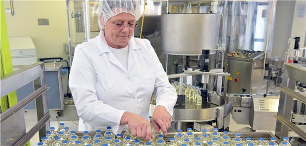 Woher unsere Arznei-Wirkstoffe kommen Herstellung von Arzneimitteln. In Europa werden immer weniger Arzneimittel produziert, in Asien dagegen immer mehr.