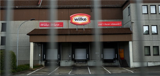 Das sind die neuesten Entwicklungen im Fall Wilke Heruntergelassene Rolltore des Fleischherstellers Wilke Wurstwaren. Nach zwei Todesfällen durch Keime in Wurstwaren muss der Hersteller die Produktion stoppen.