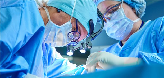 Herz-Op: Der zusätzliche Verschluss des Vorhofohrs verlängert die Dauer herzchirurgischer Eingriffe nur minimal – und bringt bei VHF-Patienten deutliche Vorteile.