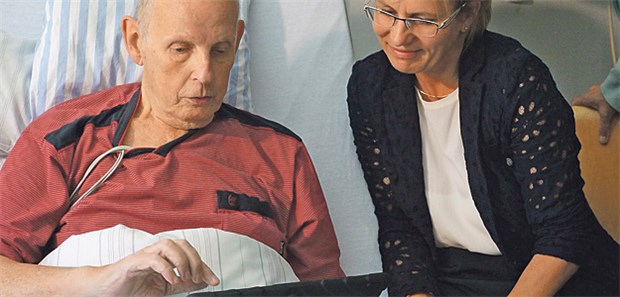 Ostsachsen mausert sich zum Telemedizin-Giganten Herz-Patient Klaus Engel zeigt Sachsens Sozialministerin Barbara Klepsch (CDU), welche telemedizinischen Lösungen via Tablet möglich sind.