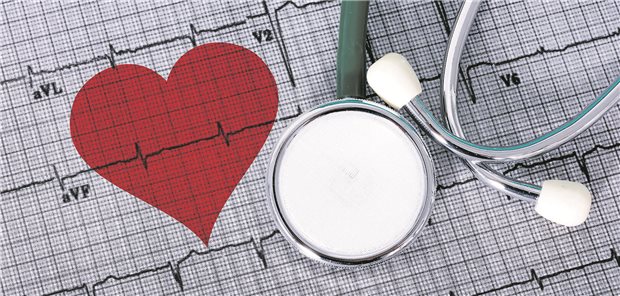 Herz auf Elektrokardiogramm mit Stethoskop