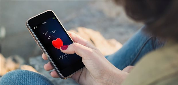 EIne Frau hält ein Smartphone in der Hand.