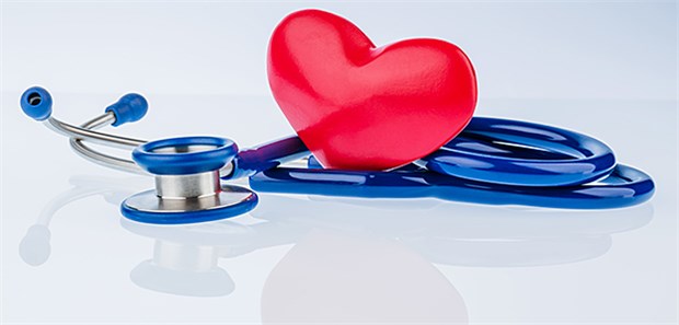 Herz und Stethoskop: Der Anblick von Weißkitteln kann bekanntlich ja Hypertonie verursachen. Doch das muss nicht immer harmlos sein.