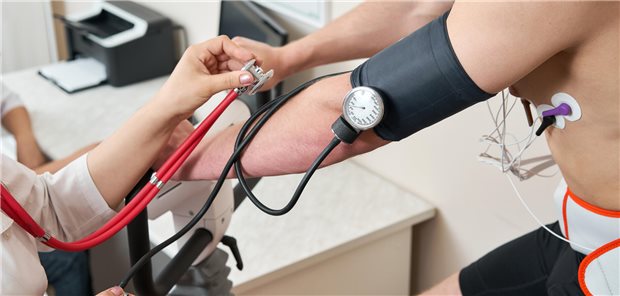 Herzbelastungstest: Überprüfung der Herzfunktion auf einem Fahrradergometer.