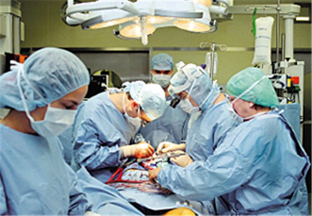Lebensverlängerung durch Herz-Op fraglich Herzchirurgen legen einem KHK-Patienten zur Revaskularisation einen koronaren Bypass.
