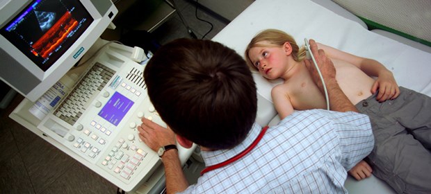 Nachlässig trotz angeborenem Herzfehler Herzdiagnostik per Sonografie: Bei angeborenem Herzfehler genau hinsehen.