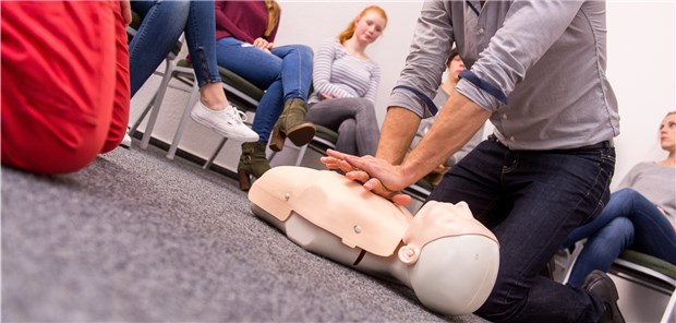 Verpflichtende Erste-Hilfe-Kurse für Bürger Herzdruckmassage an einer Pupe: „Ein einziger Erste-Hilfe-Kurs im Leben, um den Führerschein zu erlangen, reicht aber bei Weitem nicht aus, um im Ernstfall überlegt zu handeln“, sagt die Björn Steiger Stiftung.
