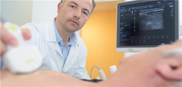 Herzecho – in der Diagnostik bei Verdacht auf Herzinsuffizienz leistet die Untersuchung einen wichtigen Beitrag. (Symbolbild mit Fotomodellen)