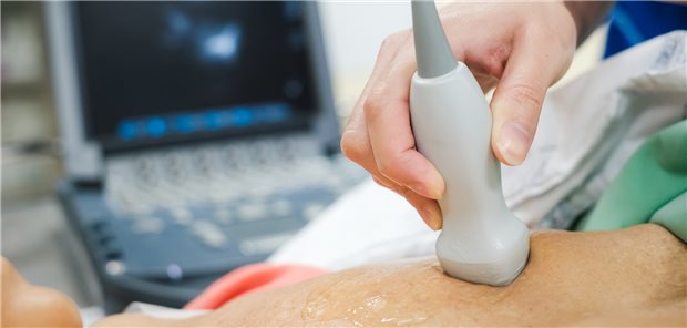 Herzechokardiografie: Findet sich eine linksventrikuläre Dysfunktion (LVD), handelt es sich bei 25 bis 35 Prozent der Menschen im Alter von 53 bis 73 Jahren um eine asymptomatische LVD (Symbolbild mit Fotomodell).