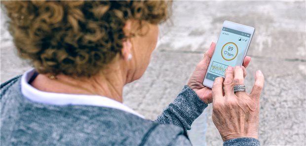 Herzfunktion wird mit einer Smartphone-App überwacht: Auch viele alte Menschen kommen mit der einfachen Technik erstaunlich gut zurecht.
