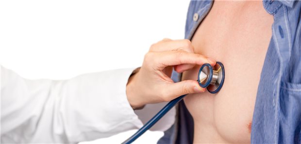 Ein Hausarzt hört die Brust seines Patienten mit einem Stethoskop ab.
