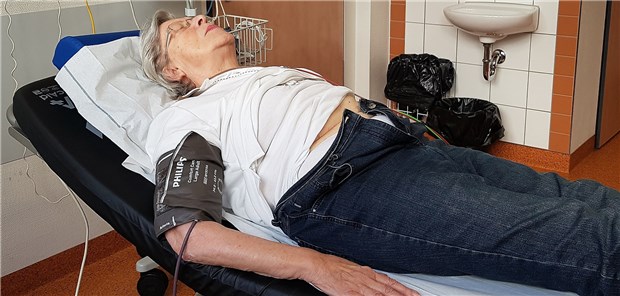 Herzinsuffizienz-Patientin in der Klinik: Telemedizin kann sich anbahnende Komplikationen frühzeitig anzeigen. 