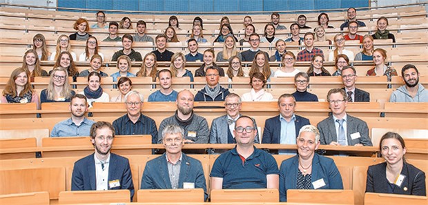 Die Klasse mit Hausärzten von morgen Herzlich willkommen! Begrüßung des Jahrganges der Klasse Allgemeinmedizin 2017 - mit Lehrkräften in den vorderen Reihen.