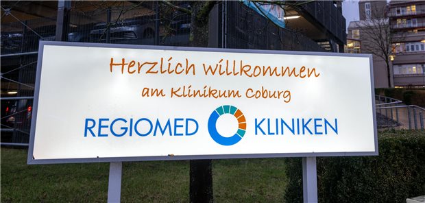 Krankenhausgesellschaft Thüringen: Regiomed-Insolvenz sollte wachrütteln „Herzlich willkommen“ steht auf dem Schild am Eingang des Klinikums Coburg der Regiomed-Gruppe. Die Kliniken der Gruppe mit Häusern in Oberfranken und Thüringen hatten kurz nach Jahresstart einen Antrag auf Insolvenz in Eigenverwaltung gestellt.