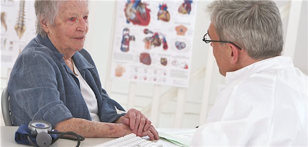 Herzpatientin beim Arzt: ASS gehört seit zwei Jahrzehnten zur Standardtherapie in der kardiovaskulären Sekundärprophylaxe. (Symbolbild mit Fotomodellen)