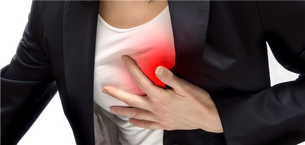 Frau in Business-Kleidung greift sich an die Brust, die rot hervorgehoben ist. 