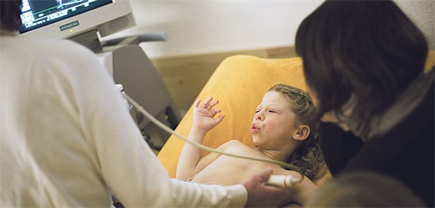 'Wir wissen verdammt wenig über diese Arzneimittel' Herzuntersuchung bei einem Kind mit Williams-Beuren-Syndrom, einer seltenen Krankheit, die als schwer zu behandeln gilt.