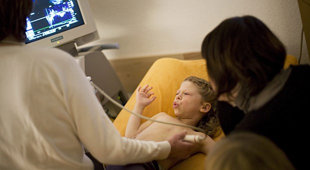 Hilfe für Ärzte bei der Diagnose Herzuntersuchung bei einem Kind mit Williams-Beuren-Syndrom, einer der rund 6000 seltenen Krankheiten.