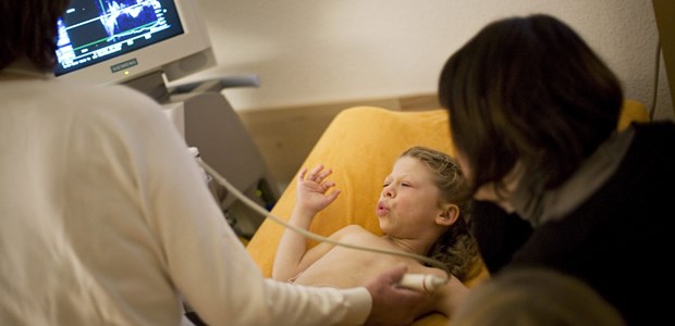 Aktionsplan für Hausärzte Herzuntersuchung bei einem Kind mit Williams-Beuren-Syndrom, einer der rund 6000 seltenen Krankheiten.