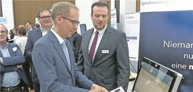 „Geflasht vom Speed-Dating mit innovativen E-Health-Lösungen“ Hessens Gesundheitsminister Kai Klose testet am Mittwoch beim E-Health-Kongress in Frankfurt am Stand von CompuGroup Medical das E-Rezept der Zukunft. In der Apotheke muss eine PIN zur Rezeptfreischaltung eingegeben werden.