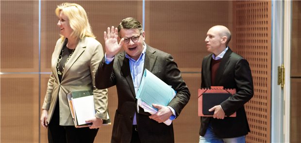 Hessens Ministerpräsident und CDU-Landesvorsitzender Boris Rhein (Mitte), Fraktionschefin Ines Claus und Generalsekretär Manfred Penz kurz vor der Präsentation des schwarz-roten Koalitionsvertrages.