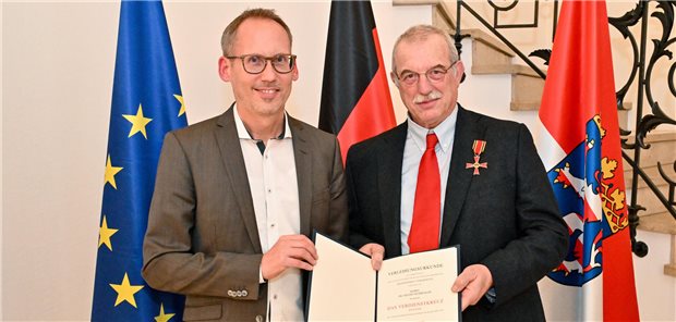 Mark Siegmund Drexler: Ein Helfer und Mahner Hessens Sozialminister Kai Klose verleiht den Verdienstorden an Dr. Mark Siegmund Drexler (rechts).