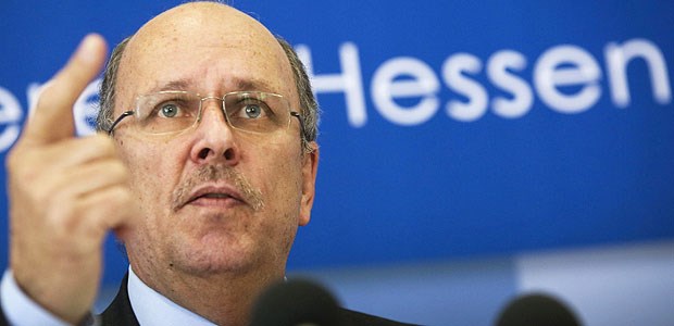 Hessen zeigt sich ahnungslos Hessens Sozialminister Stefan Grüttner erklärte, von der KV-Affäre erst spät unterrichtet worden zu sein.