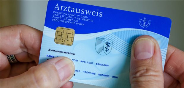 Heute analog, morgen digital: Spätestens im Oktober sollten Ärzte, die weiterhin Arbeitsunfähigkeitsbescheinigungen ausstellen wollen, über einen eHBA verfügen.