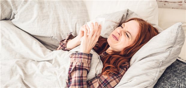 Krankenstand auf Rekordhoch Heute geht nichts mehr: Eine junge Frau ist wegen ARE arbeitsunfähig. (Symbolbild mit Fotomodell)