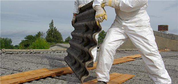 Heute ist entsprechende Schutzkleidung beim Umgang mit asbesthaltigen Stoffen Pflicht. Der jahrzehntelang betriebene, sorglose Umgang mit dem kanzerogenen Stoff macht sich unter anderem immer noch im Berufskrankheitengeschehen bemerkbar.