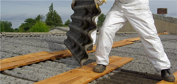 Heute muss im Umgang mit asbestbelastetem Material Schutzkleidung getragen werden. Früher war das anders. In der Folge sind seither viele Fälle asbestassoziierter Berufskrankheiten zu verzeichnen gewesen.