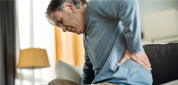 Hexenschuss: Lumbalgie droht zu Chronifizieren, wenn die Schmerzen nicht schnell gelindert werden.