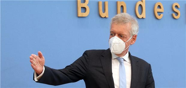Gesundheitsweiser Gerlach: „Die ePA wird im Alltag nicht fliegen!“ Hier entlang zur Digitalisierung: Professor Ferdinand Gerlach am Mittwoch in Berlin bei der Vorstellung des SVR-Gutachtens „Digitalisierung“.