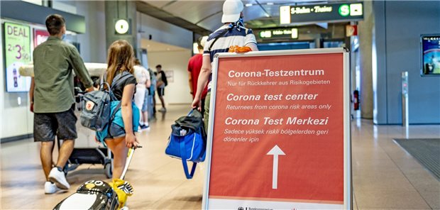 Corona-Testpflicht an Flughäfen ohne Anlaufschwierigkeiten Hier geht es zum Corona-Test: Auch Hamburger Helmut-Schmidt-Flughafen werden Reiserückkehrer aus Risikogebieten getestet.