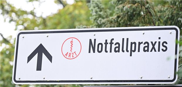 KV Schleswig-Holstein schränkt Öffnungszeiten in neun Notfallpraxen ein Straßenschild Notfallpraxis