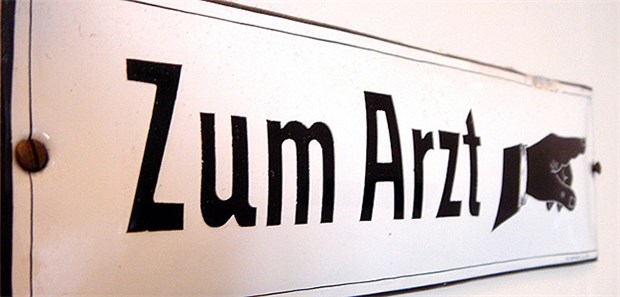 Ärzte-Hopping oft aus Unsicherheit Hier geht's zum Arzt: Viele Patienten wissen offenbar manchmal nicht, welcher Facharzt der richtige Ansprechpartner für ihr Anliegen ist.