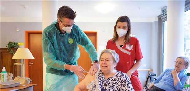 Brandenburg will mehr Tempo bei Corona-Impfungen Hier im brandenburgischen Großbeeren klappt‘s: Internist Christian Schäfer impft die 75-jährige Gabriele Urban in der Seniorenbetreuungseinrichtung Graf von Bülow· des DRK gegen COVID-19. Das funktioniert aber nicht im ganzen Bundesland reibunglos.