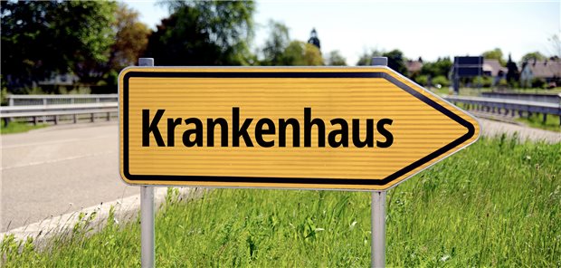 Klinikschließungen: Längere Fahrzeiten, weniger Behandlungen Hier lang zum Krankenhaus. Diese Hinweisschilder werden in den kommenden Jahren seltener zu finden sein, da die Zahl der Kliniken weiter sinken wird.
