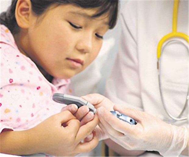 Kinder mit Diabetes: Fünf Piekser sind optimal Hier macht der Arzt bei einem Kind den Blutzuckercheck, gewöhnlich übernehmen das die Eltern.