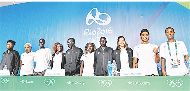 Die Geschichten des Flüchtlingsteams Hier präsentieren sich die zehn Sportler, die für das Flüchtlingsteam an den Start gehen, auf einer Pressekonferenz in Rio de Janeiro.