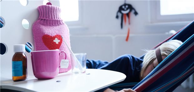 Telefon-AU ab 18. Dezember auch für Kinderkrankentage Kind liegt krank in einer Hängematte