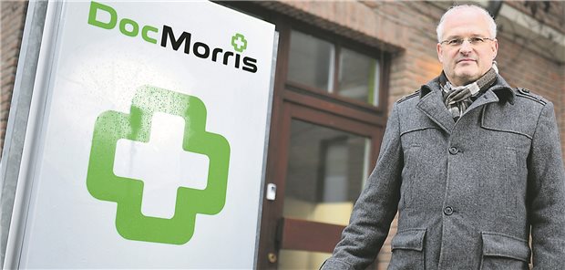 Apothekenautomat von DocMorris endgültig gestoppt Hier sollte einmal die erste Automatenapotheke in Deutschland stehen. Im Bild der damalige Bürgermeister von Hüffenhardt vor dem Standort (Archivbild von 2016). Der Versandhändler DocMorris hatte in der Gemeinde nordwestlich von Heilbronn große Pläne.