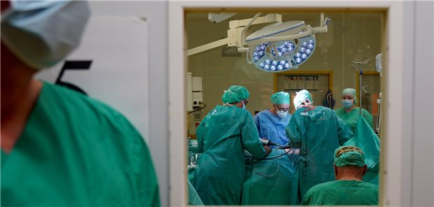 Gaß und Holetschek warnen vor Krankenhaus-Insolvenzen und Evakuierungen Blick in einen OP-Saal während einer Operation