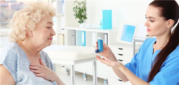 Hier wird einer Patientin erklärt, wie der Inhalator funktioniert. Regelmäßige Schulungen sind wichtig für den Therapieerfolg.