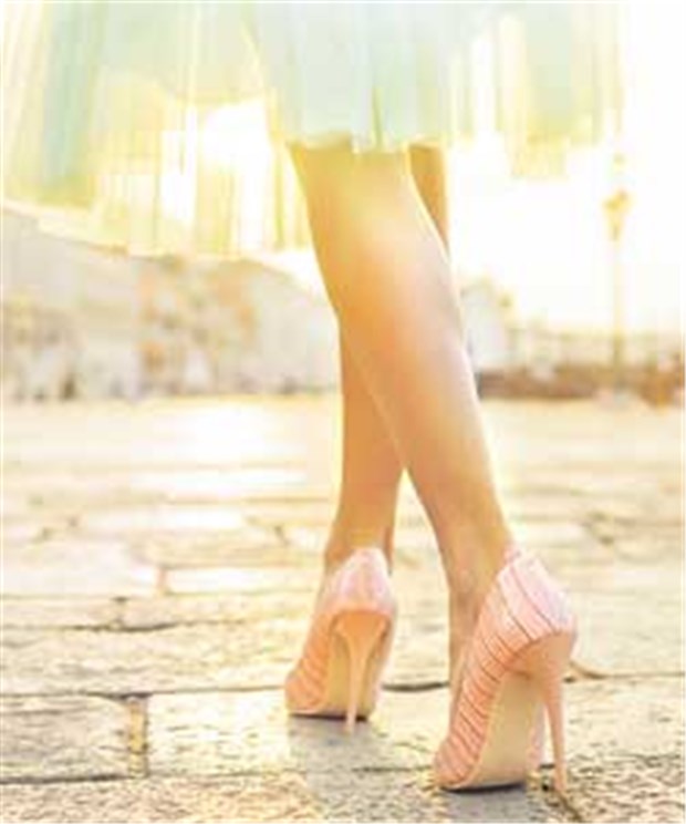 Gefahr für eigene Füße - und andere Menschen High Heels: Angenehm fürs Auge, unangenehm - und häufig sogar gefährlich - für Füße und Beine.