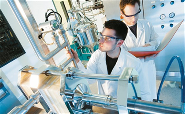 "Die frühe Nutzenbewertung darf uns nicht die Luft abschnüren" Hightech-Arbeitsplatz bei Roche im oberbayerischen Penzberg. Von diesem größten Biotechnologie-Standort in Deutschland gehen erhebliche wirtschaftliche Multiplikatoreffekte aus. Bei vorgelagerten Industrien und im wissenschaftlichen Umfeld werden drei bis vier weitere hochwertige Arbeitsplätze gesichert.
