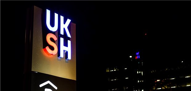 Uniklinikum sammelt über eine Million Euro für Ukraine-Hilfe Die Initialen «UKSH» des Universitätsklinikums in Kiel sind auf einem beleuchteten Schild angebracht.