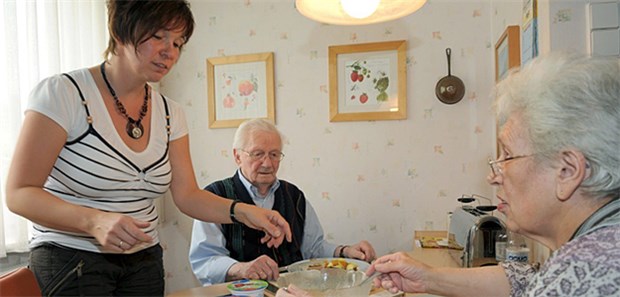 Pflegende von Demenzkranken fordern mehr Unterstützung Hilfe im Alter: Eine Seniorenbegleiterin hilft einem Ehepaar in dessen Wohnung – auch ein Modell für Demenzkranke.